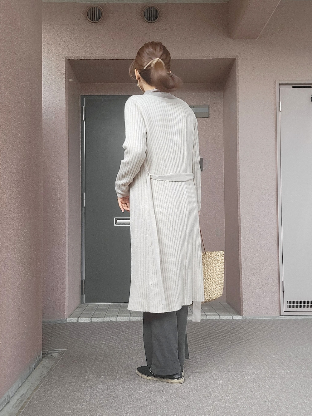 ベージュ系のかごバッグ、ブラウン系のシャツ/ブラウス、ベージュ系のカーディガン/ボレロを着用したレディースの春コーディネートの2枚目の写真