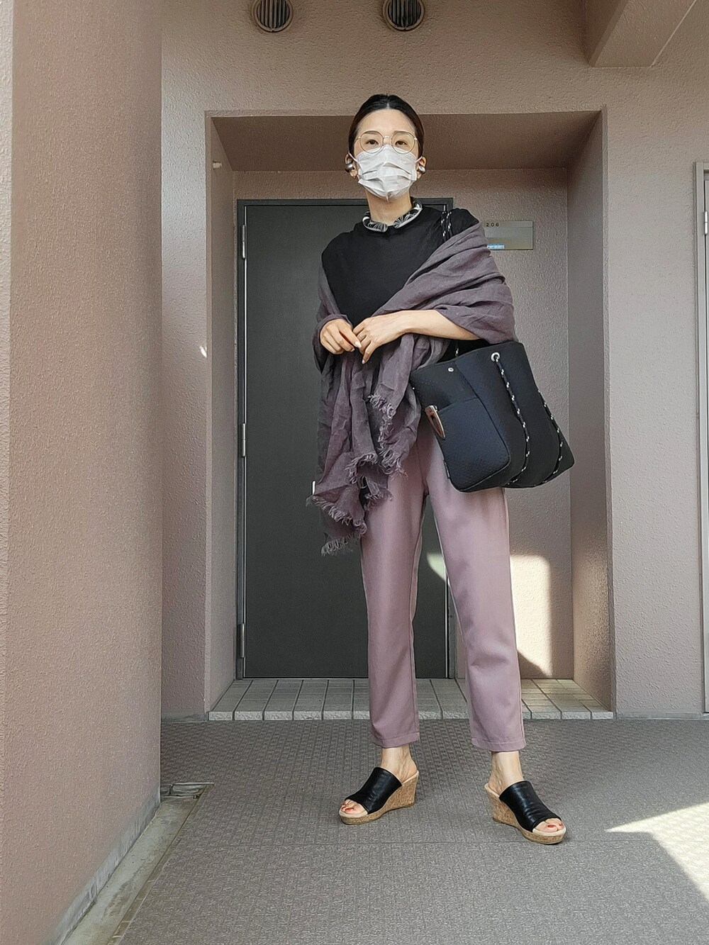 ブラウン系のセットアップ、ブラック系のサンダル、ブラック系のトートバッグを着用したレディースの夏コーディネートの2枚目の写真