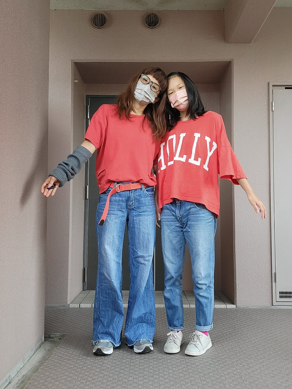 ブルー系のデニムパンツ、ホワイト系のエコバッグ/サブバッグ、グレー系のスニーカーを着用したレディースの秋コーディネートの3枚目の写真