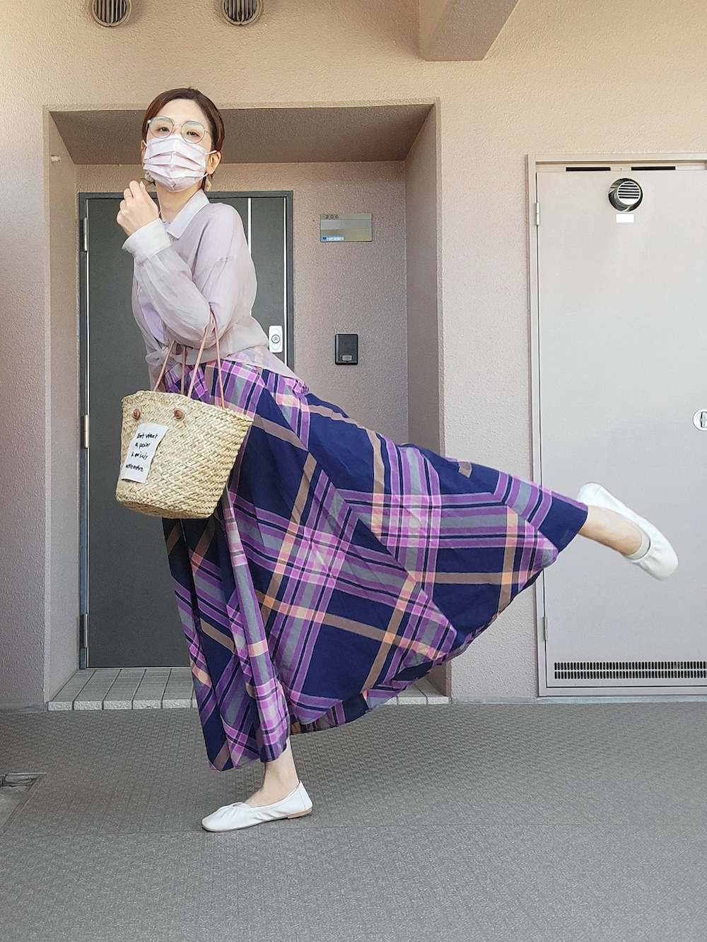 ベージュ系のかごバッグ、その他のスカート、ホワイト系のパンプスを着用したレディースの春コーディネートの5枚目の写真