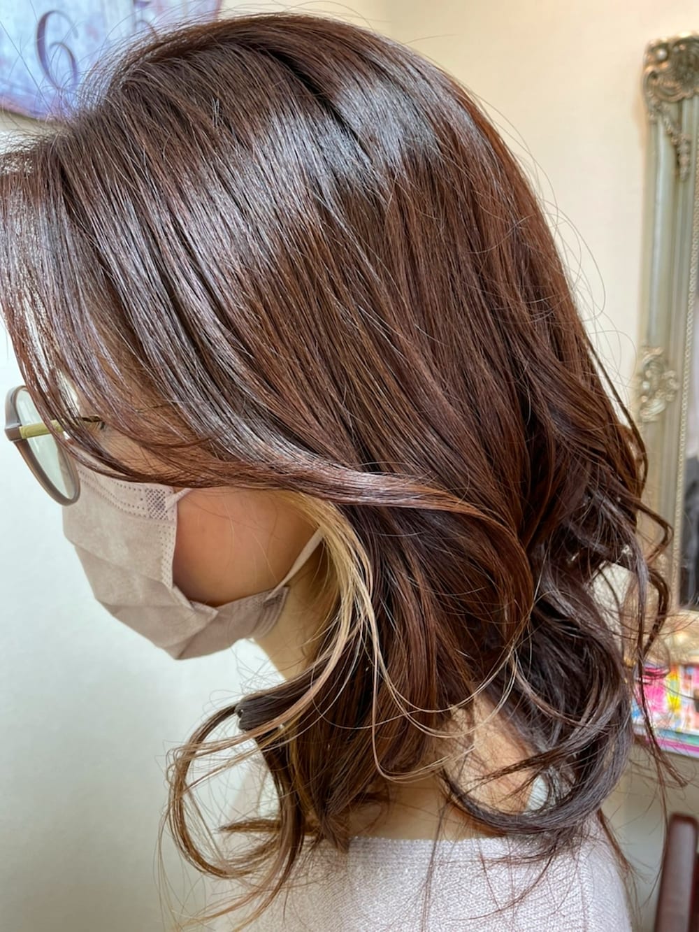 ベージュ系のその他パンツ、ベージュ系のノーカラーコート、ピンク系のニット/セーターを着用したレディースの春コーディネートの4枚目の写真