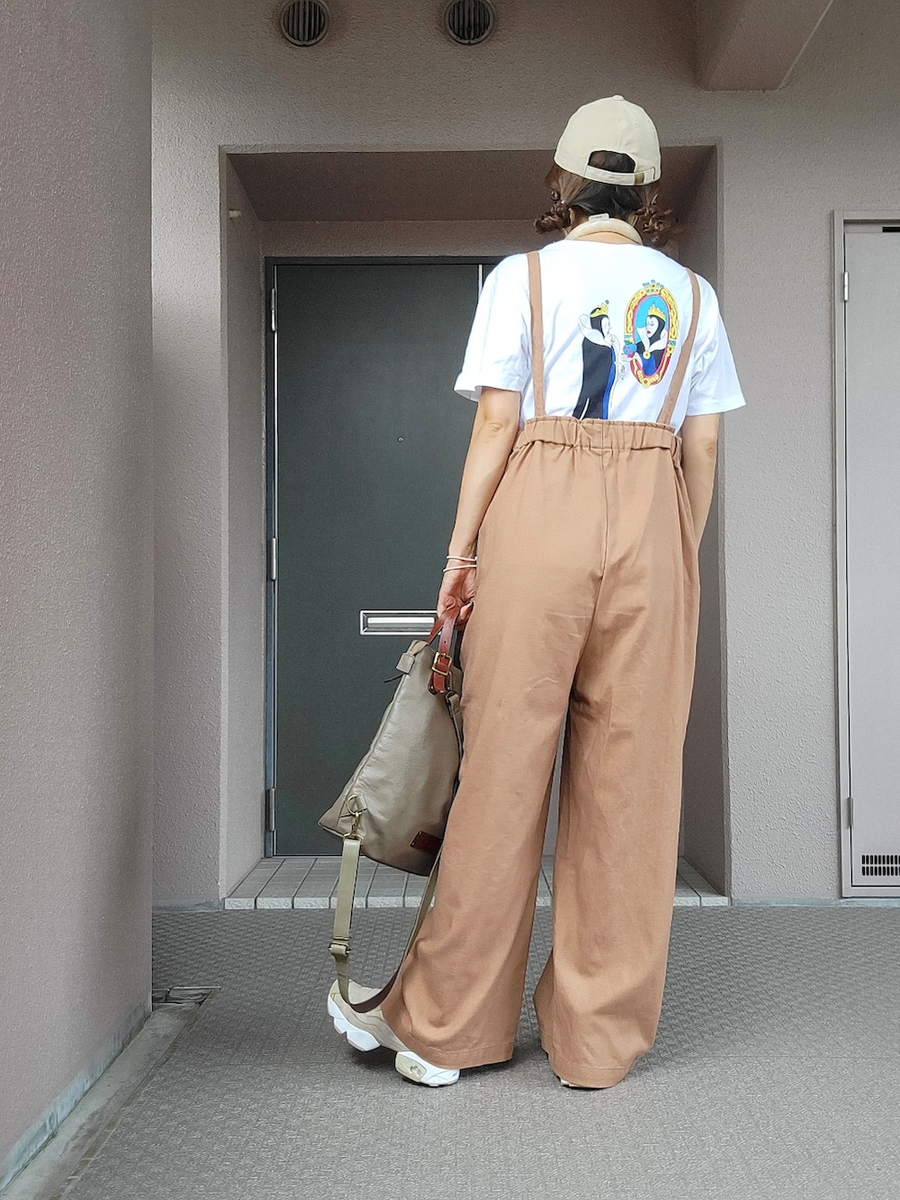 レッド系のサロペット/オーバーオール、ホワイト系のTシャツ/カットソー、ベージュ系のスニーカーを着用したレディースの夏コーディネートの3枚目の写真