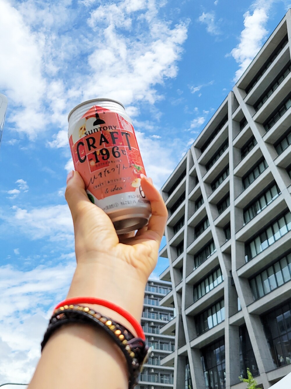 ブラウン系のタンクトップ、ホワイト系のシャツ/ブラウス、ブラウン系のその他パンツを着用したレディースの夏コーディネートの4枚目の写真