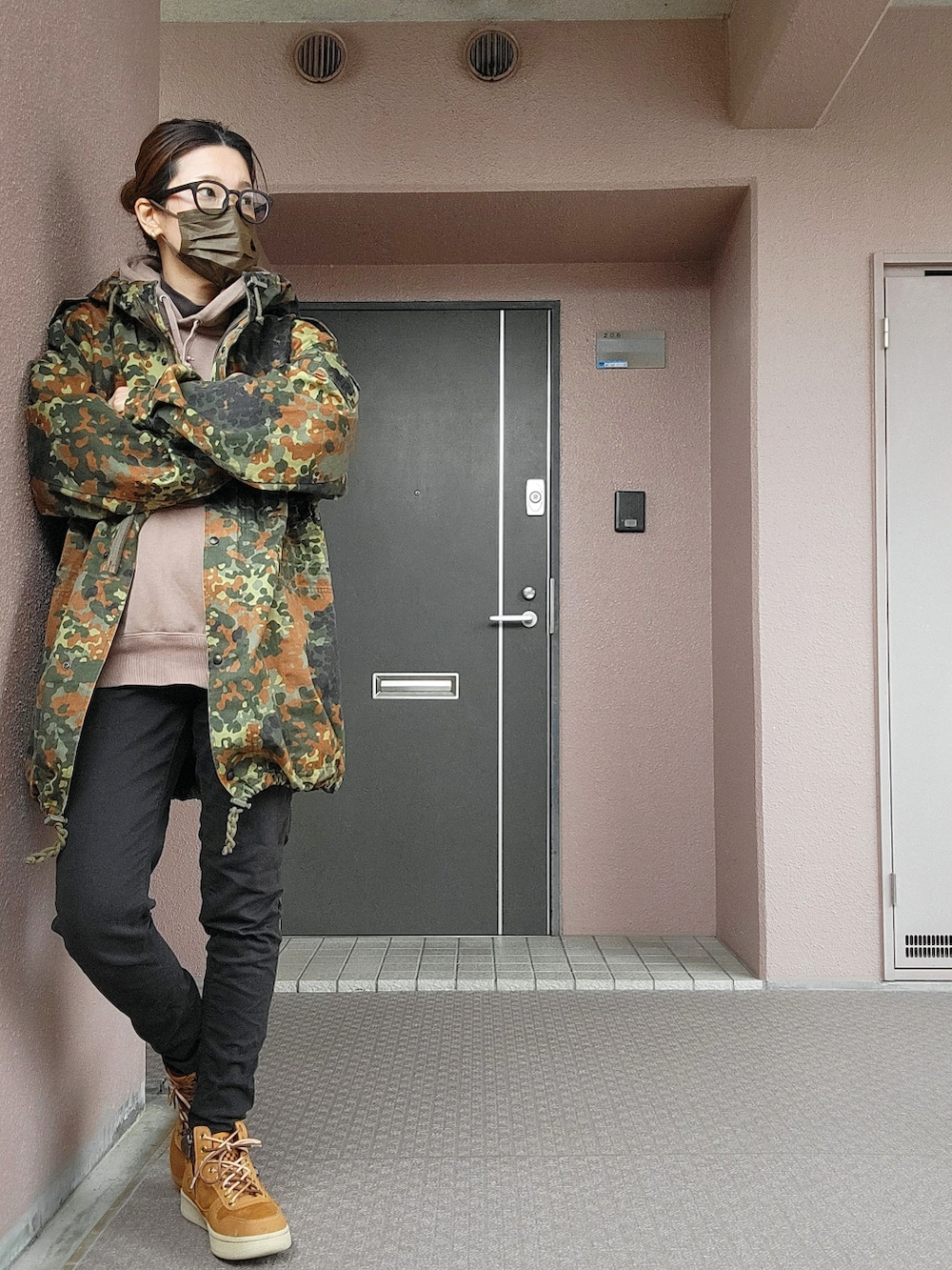 その他のミリタリージャケット、ベージュ系のパーカー、グレー系のTシャツ/カットソーを着用したレディースの春コーディネートの2枚目の写真