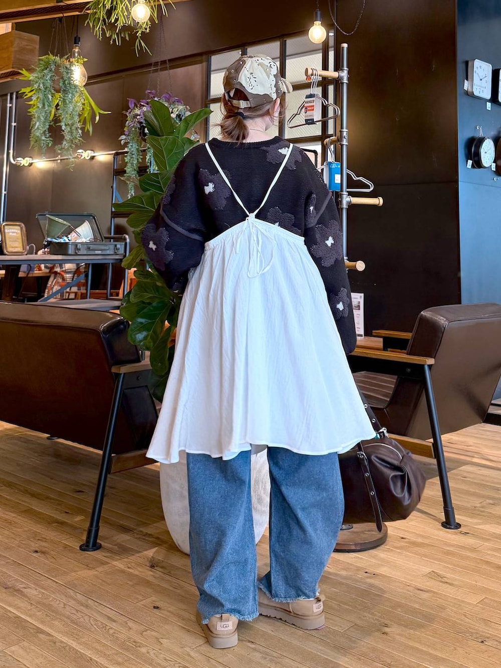イエロー系のその他シューズ、ブルー系のデニムパンツ、ブラック系のニット/セーターを着用したレディースの冬コーディネートの3枚目の写真