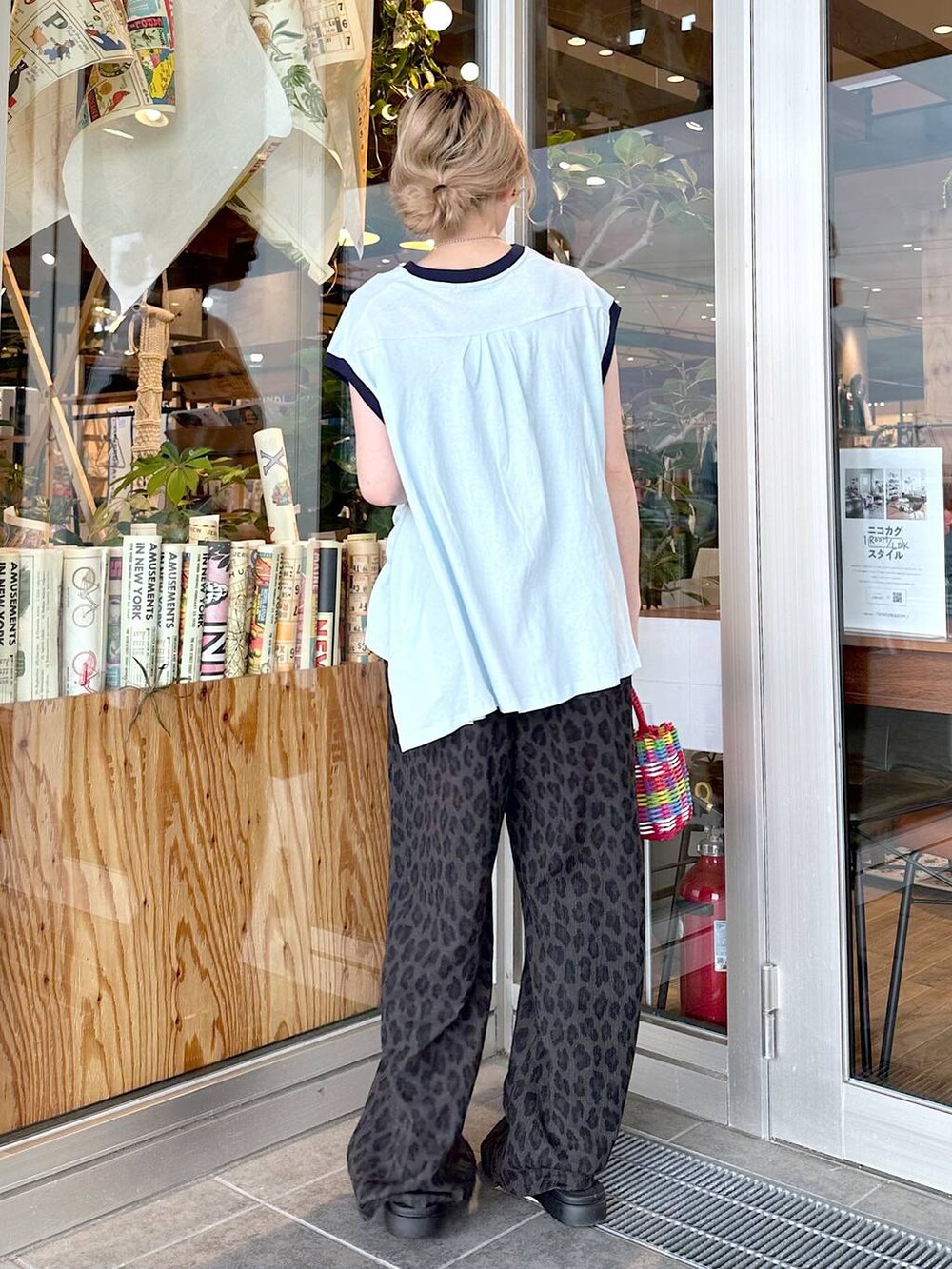 「差し色コーデ、低身長、個性派、デート/ロマンティック、女子会、旅行、niko and ...、サングラス、Tシャツ、ワイドパンツ、パンツ、ハンドバッグ、バッグ、サンダル、夏コーデ」|「niko and...のオリジナルオーバルキャットアイサングラス(サングラス、ベージュ系)」を使った、すなぎもさん(レディース・153cm)の春コーディネートの2枚目の写真