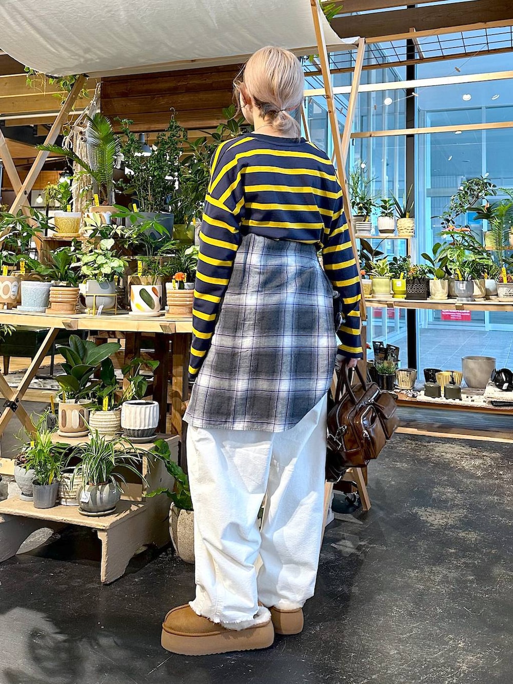 グレー系のシャツ/ブラウス、ブラウン系のショルダーバッグ、ブルー系のTシャツ/カットソーを着用したレディースの秋コーディネートの2枚目の写真