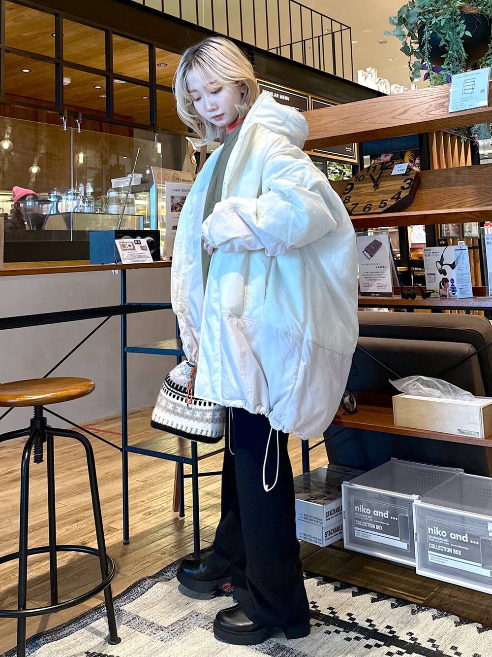 ベージュ系のブルゾン、ブラック系のその他パンツ、ブラック系のブーツを着用したレディースの冬コーディネートの3枚目の写真