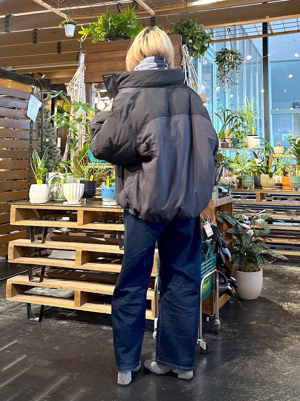 「女子会、旅行、niko and ...、アウター、ダウンジャケット、マフラー、ストール、デニムパンツ、ワイドパンツ、パンツ、バッグ、ショートブーツ、ブーツ、差し色コーデ、低身長」｜「niko and...のアライド配色ジャケット（その他アウター、グレー系）」を使った、すなぎもさん（レディース・153cm）の冬コーディネートの2枚目の写真