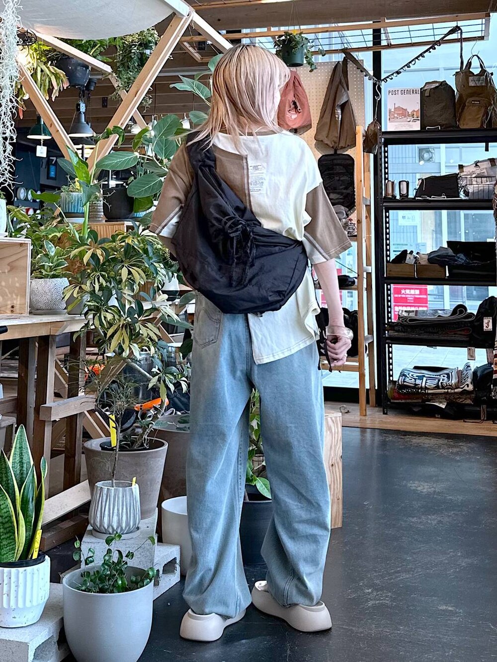 「差し色コーデ、低身長、個性派、夏コーデ、デート/ロマンティック、女子会、旅行、niko and ...、Tシャツ、ワイドパンツ、パンツ、デニムパンツ、ショルダーバッグ、バッグ、サンダル」｜「niko and...のオリジナルニコモコトングサンダル（サンダル、ベージュ系）」を使った、すなぎもさん（レディース・153cm）の夏コーディネートの2枚目の写真