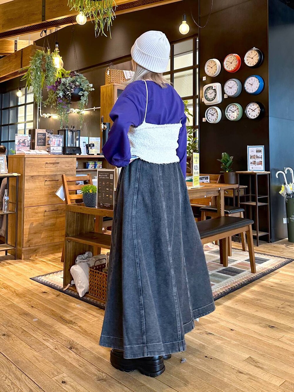 グレー系のトートバッグ、ブラック系のローファー、グレー系のスカートを着用したレディースの冬コーディネートの2枚目の写真