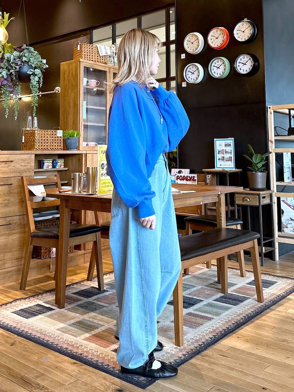 「差し色コーデ、低身長、個性派、デート/ロマンティック、女子会、旅行、niko and ...、スウェット、デニムパンツ、ワイドパンツ、ショルダーバッグ、バッグ、パンプス、ワントーン、オーバーサイズ」｜「niko and...の[MODE NORM CORE]コットン3Dパンツアソート（その他パンツ、ブルー系）」を使った、すなぎもさん（レディース・153cm）の春コーディネートの2枚目の写真