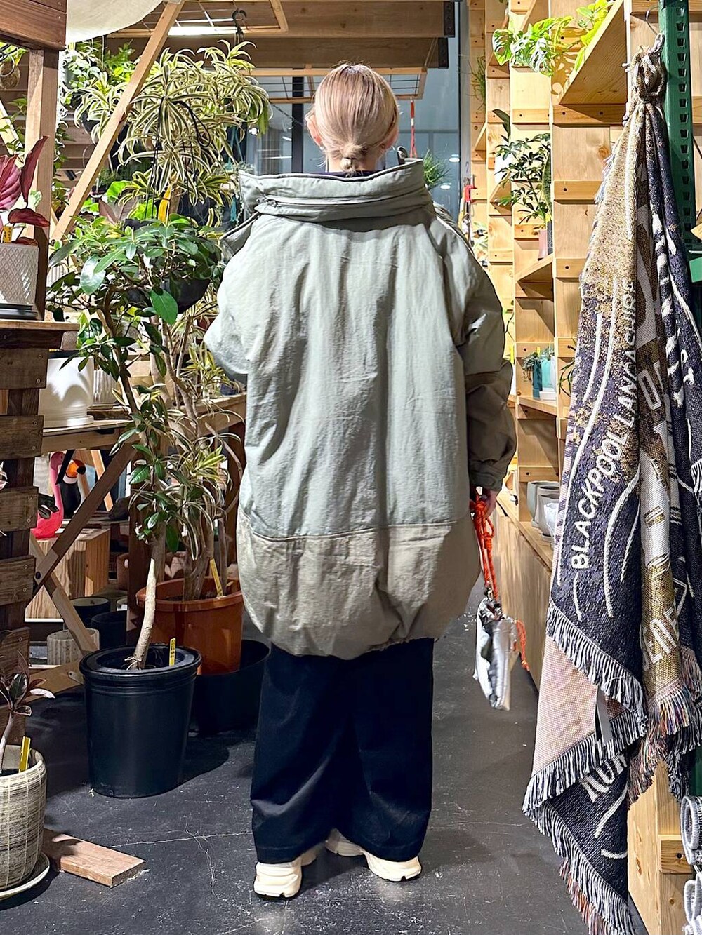 「差し色コーデ、低身長、個性派、デート/ロマンティック、女子会、旅行、niko and ...、アウター、コート、ミリタリー、ミリタリージャケット、スウェット、ワイドパンツ、サロペット、ショルダーバッグ」｜「niko and...の【ALLIED(アライド)】モンスターブルゾン（ブルゾン、グリーン系）」を使った、すなぎもさん（レディース・153cm）の冬コーディネートの3枚目の写真