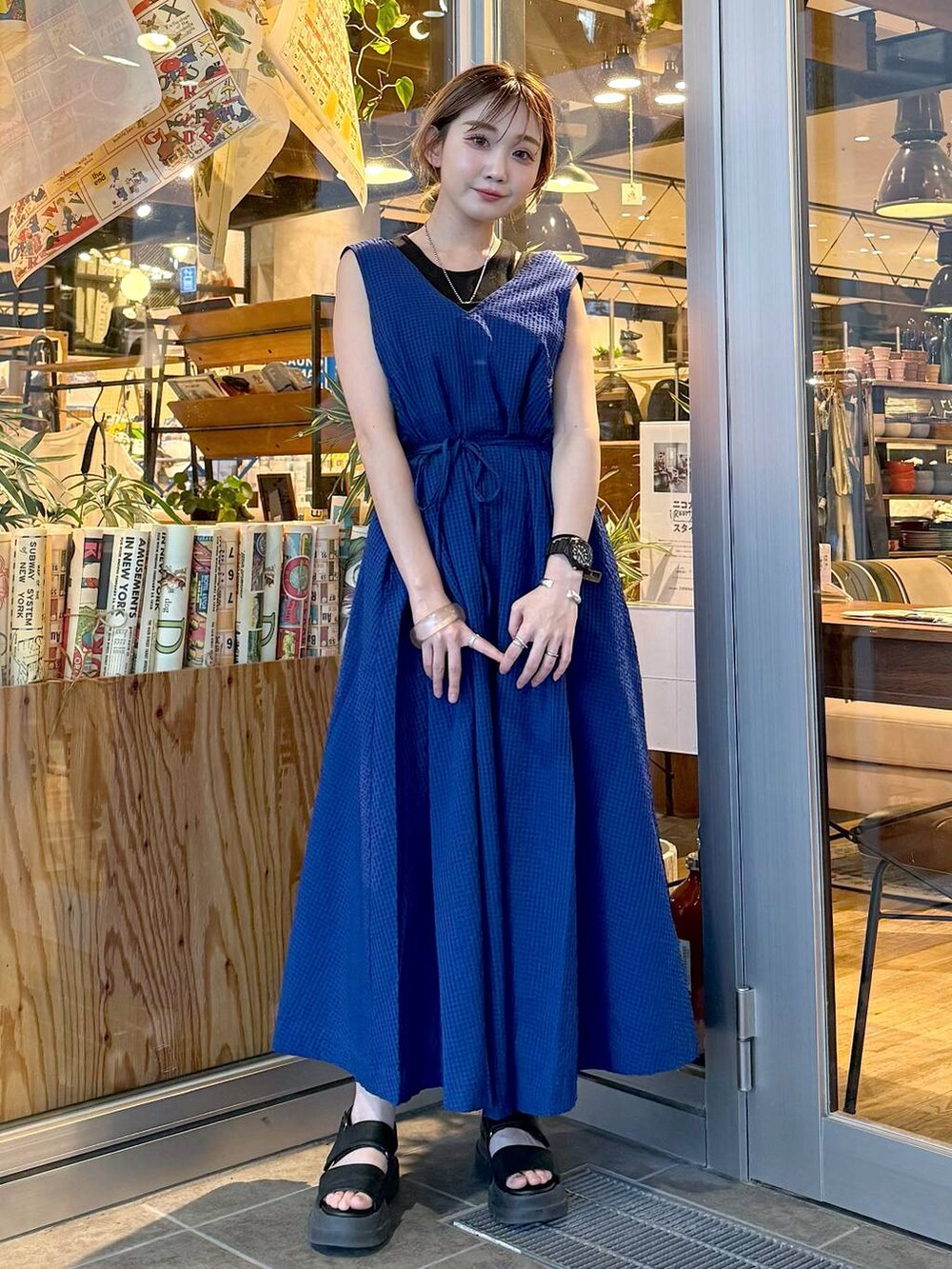 ブルー系のドレスを着用したレディースの夏コーディネートの4枚目の写真