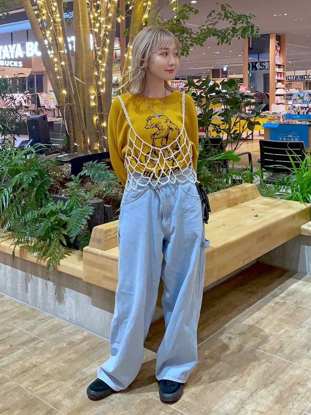 ブルー系のその他パンツ、イエロー系のニット/セーターを着用したレディースの冬コーディネートの3枚目の写真