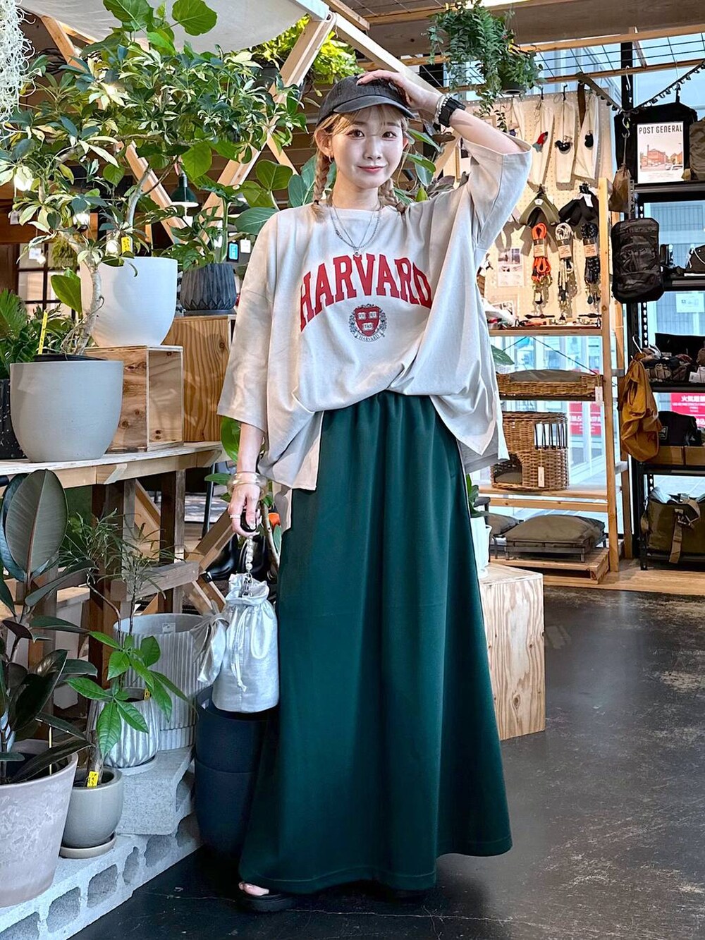 ブラック系のサンダル、グレー系のショルダーバッグ、グリーン系のスカートを着用したレディースの夏コーディネートの2枚目の写真