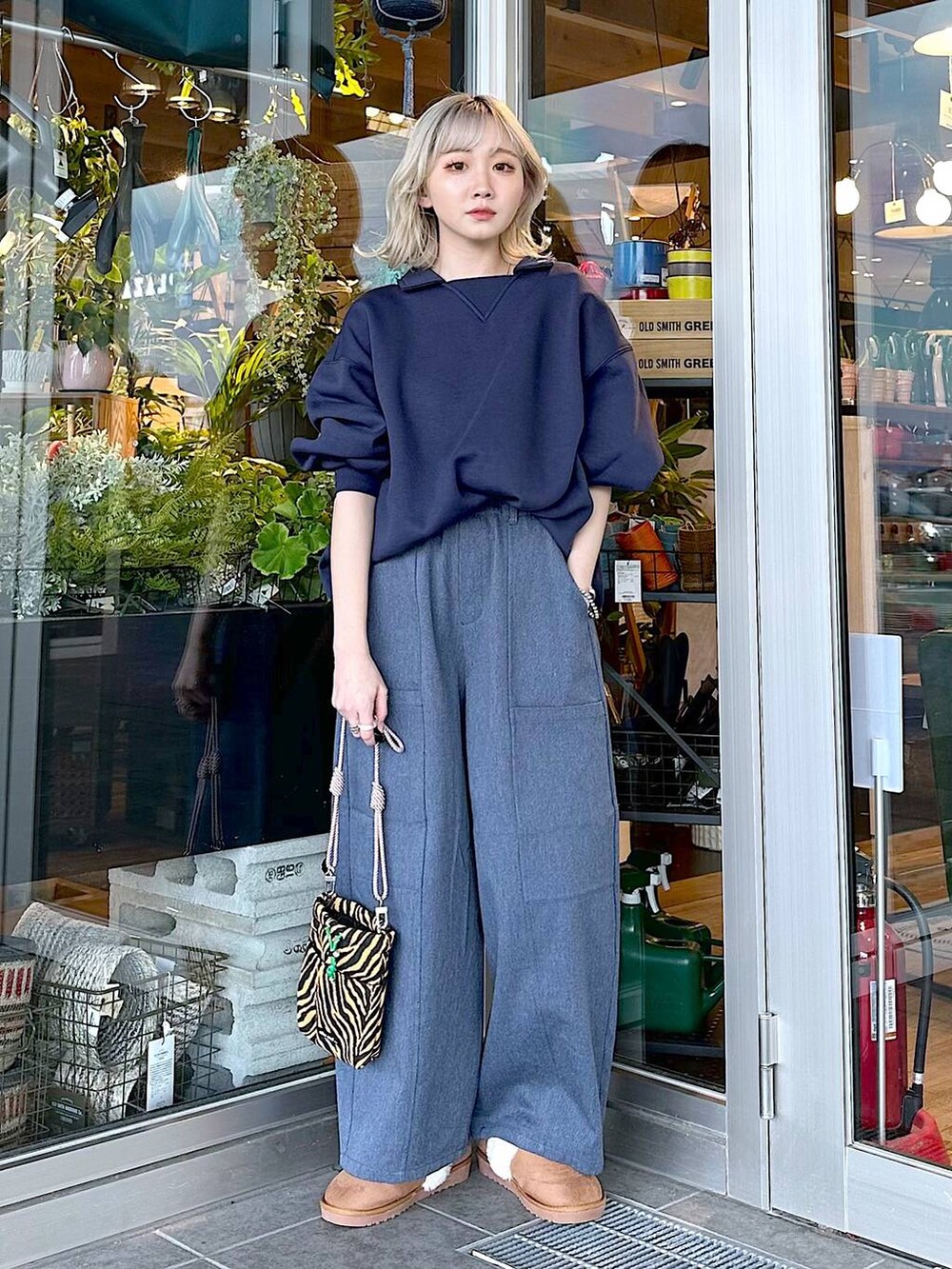 「差し色コーデ、低身長、個性派、デート/ロマンティック、女子会、ブーツ、オーバーサイズ、メンズライク、スポーティ、旅行、niko and...、スウェット、ワイドパンツ、ショルダーバッグ、バッグ」｜「niko and...のオリジナルフェイクムートンシューズ（その他シューズ、イエロー系）」を使った、すなぎもさん（レディース・153cm）の秋コーディネートの4枚目の写真