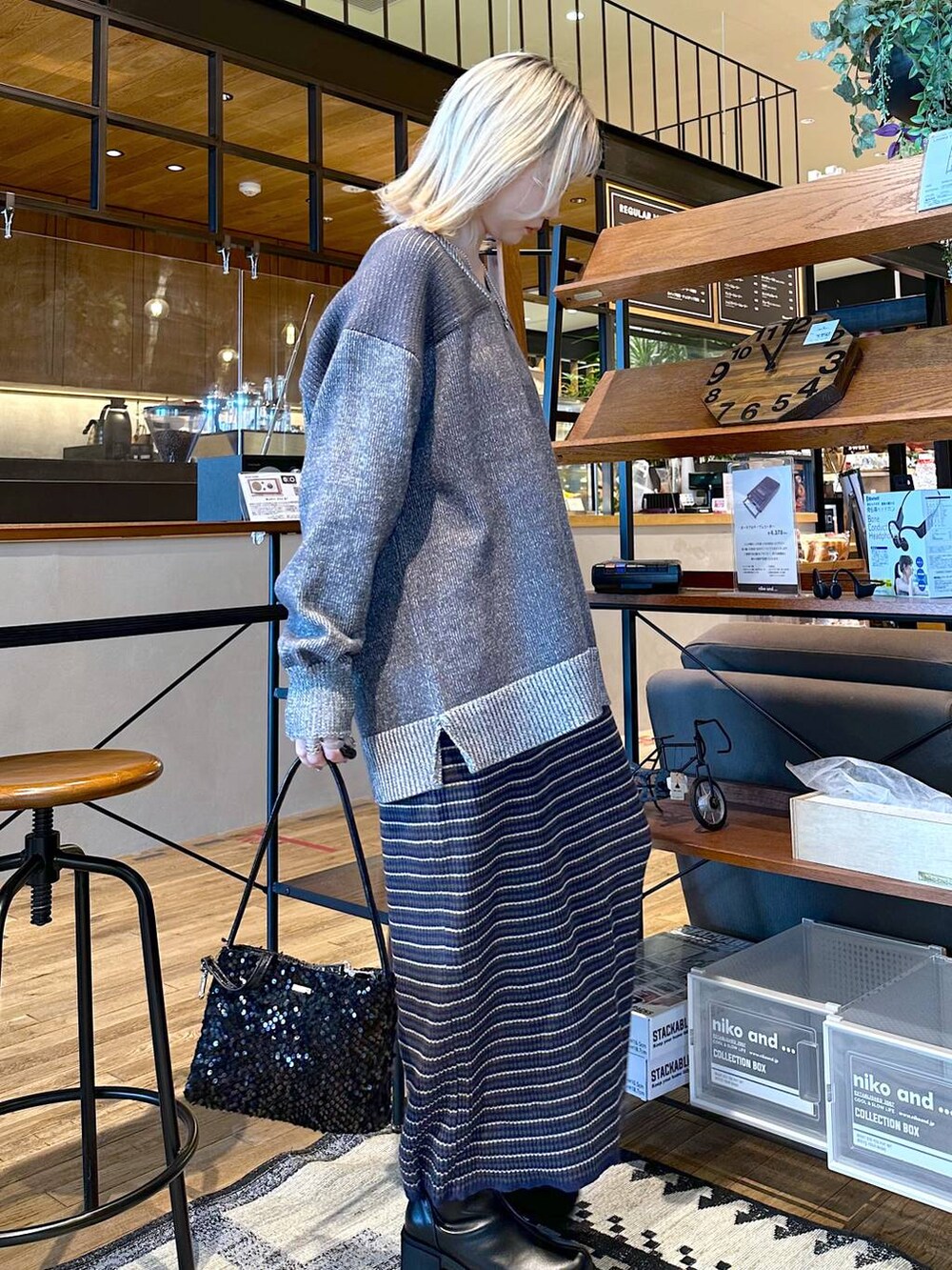 「差し色コーデ、低身長、個性派、デート/ロマンティック、女子会、旅行、niko and ...、ピアス、ニット、スカート、ロングスカート、ショルダーバッグ、バッグ、ショートブーツ、ブーツ」｜「niko and...のSilver925 フープピアス（ピアス（両耳用）、グレー系）」を使った、すなぎもさん（レディース・153cm）の冬コーディネートの4枚目の写真