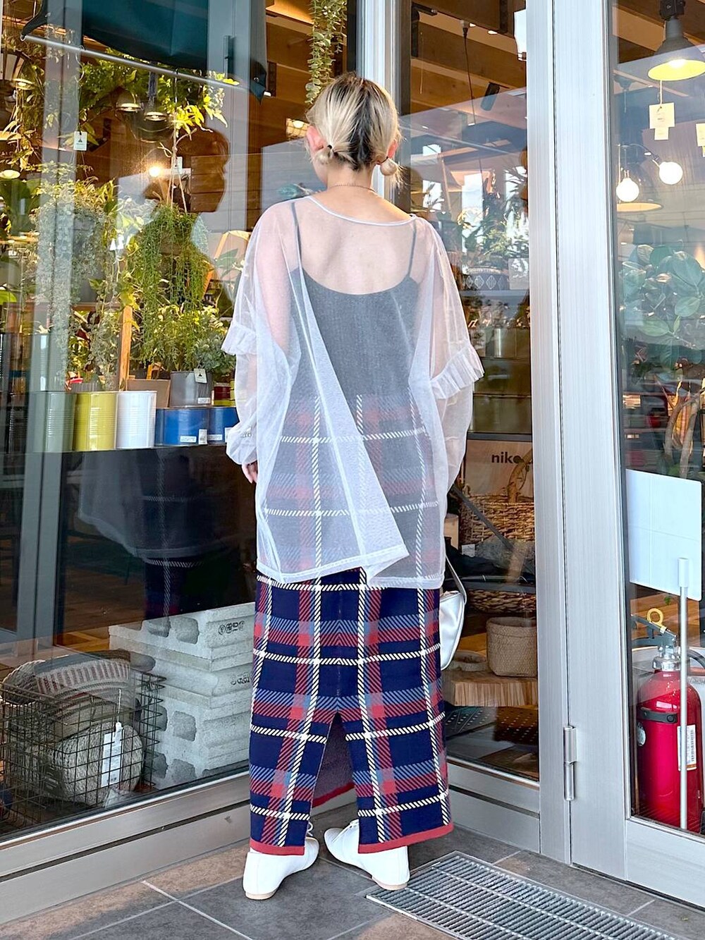 「差し色コーデ、低身長、個性派、女子会、旅行、niko and...、キャミソール、スカート、ロングスカート、ショルダーバッグ、バッグ、レースアップシューズ、オーバーサイズ、秋コーデ、デート/ロマンティック」｜「LOWRYS FARMのスタイルＵＰカップＣＰ　177891（キャミソール、ブラック系）」を使った、すなぎもさん（レディース・153cm）の秋コーディネートの3枚目の写真