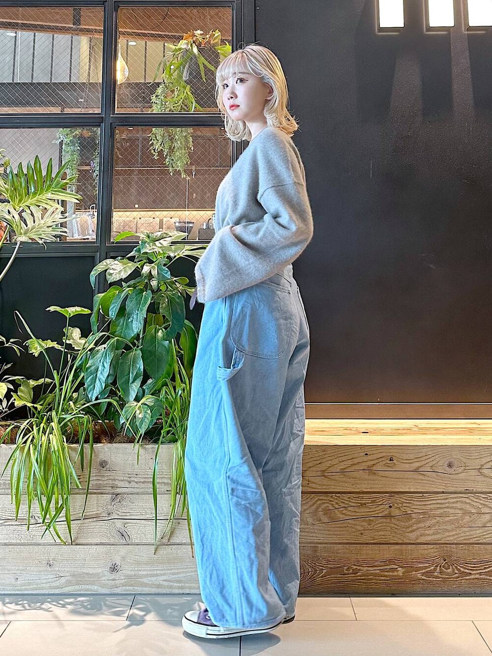 ブラウン系のニット/セーター、ブルー系のその他パンツ、ブラウン系のベルトを着用したレディースの秋コーディネートの4枚目の写真