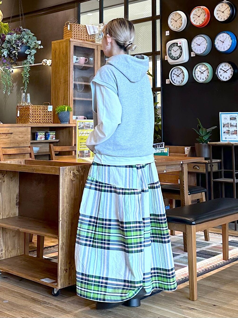 グリーン系のその他パンツ、ホワイト系のTシャツ/カットソー、グレー系のショルダーバッグを着用したレディースの冬コーディネートの2枚目の写真