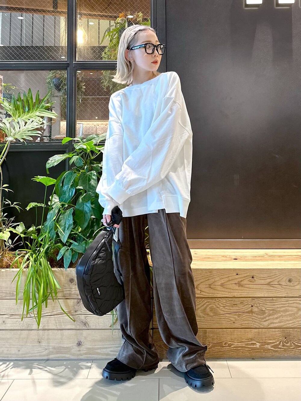「旅行、差し色コーデ、低身長、個性派、デート/ロマンティック、女子会、niko and...、メガネ、Tシャツ、ロンT、セールコーデ、ワイドパンツ、オーバーサイズ、秋コーデ」｜「niko and...のリメイク風ドッキングプルオーバー（スウェット、ホワイト系）」を使った、すなぎもさん（レディース・153cm）の秋コーディネートの3枚目の写真