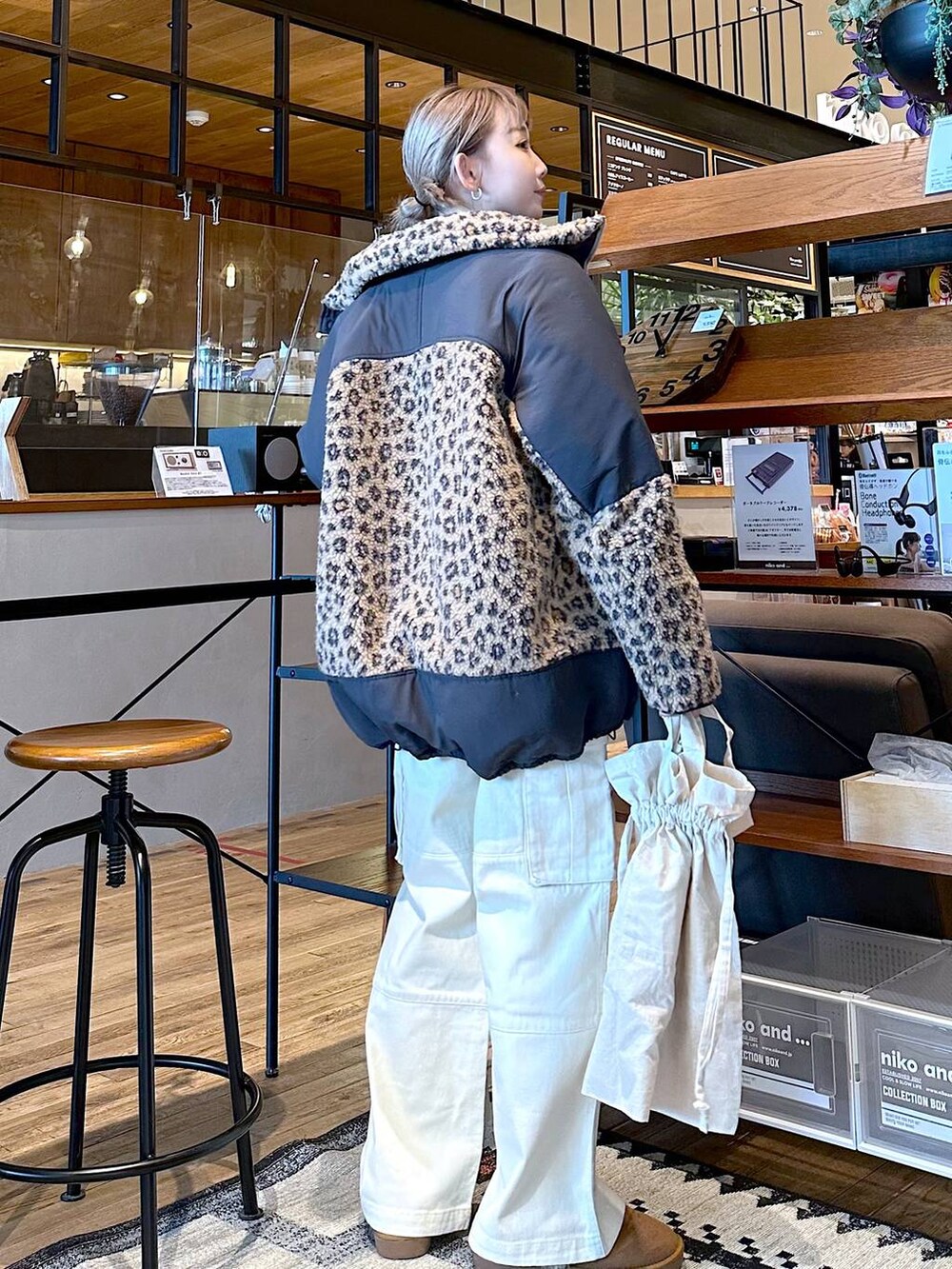 「差し色コーデ、低身長、個性派、デート/ロマンティック、女子会、旅行、niko and ...、アウター、スウェット、ワイドパンツ、セールコーデ、トートバッグ、FISHS EDDY、ブーツ、オーバーサイズ」｜「Fishs Eddyの[Fishs Eddy(フィッシュエディ)]巾着トートバッグ（トートバッグ、その他）」を使った、すなぎもさん（レディース・153cm）の冬コーディネートの3枚目の写真