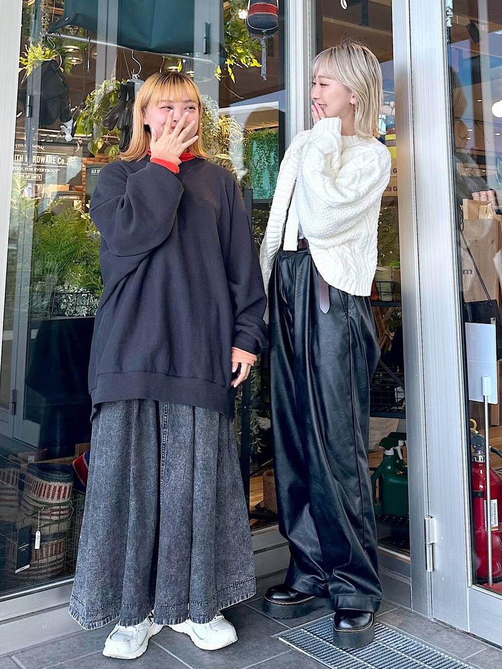 ブラック系のTシャツ/カットソー、レッド系のTシャツ/カットソー、ブラック系のその他パンツを着用したレディースの秋コーディネートの2枚目の写真