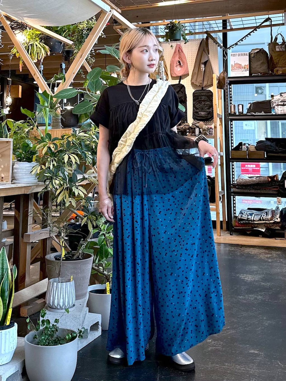 「差し色コーデ、低身長、個性派、デート/ロマンティック、女子会、旅行、niko and ...、Tシャツ、ワイドパンツ、パンツ、ショルダーバッグ、バッグ、スニーカー、オーバーサイズ、夏コーデ」｜「tiny tinyのギャザードロストバッグ[tiny tiny(ティニーティニー)]（ショルダーバッグ、ベージュ系）」を使った、すなぎもさん（レディース・153cm）の夏コーディネートの2枚目の写真