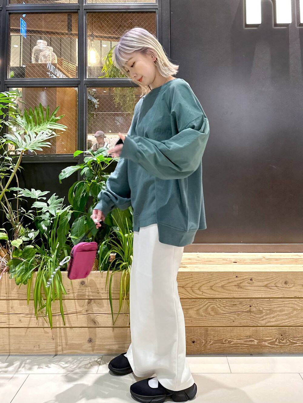 「差し色コーデ、低身長、個性派、女子会、旅行、niko and...、セールコーデ、Tシャツ、ロンT、オーバーサイズ、スカート、ロングスカート、NUMERALS、ショルダーバッグ、バッグ」｜「niko and...のオリジナルマイクロお財布ショルダーバッグ（ショルダーバッグ、パープル系）」を使った、すなぎもさん（レディース・153cm）の秋コーディネートの2枚目の写真