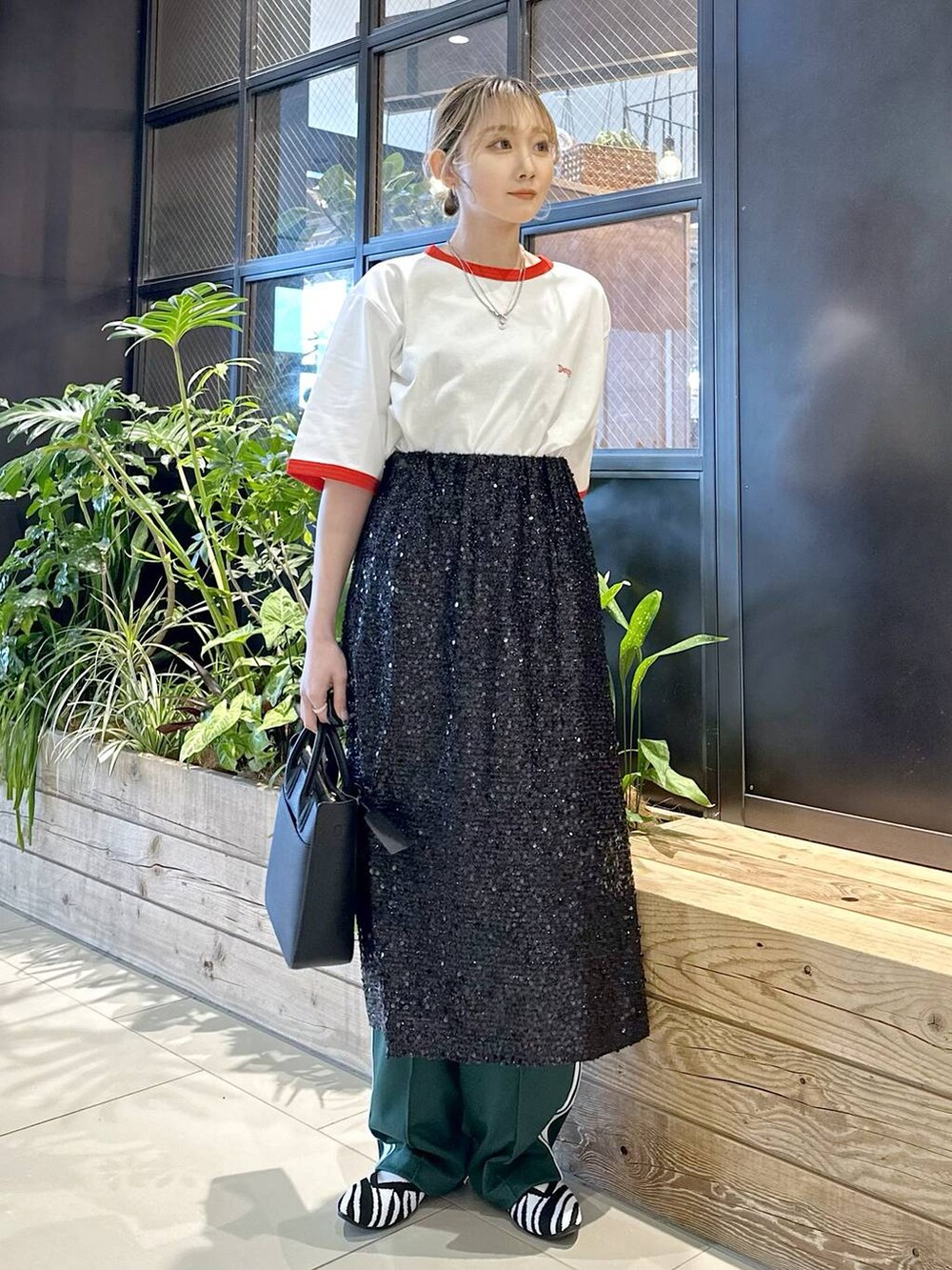 「ショルダーバッグ、差し色コーデ、低身長、個性派、デート/ロマンティック、女子会、旅行、niko and ...、Tシャツ、スカート、ワイドパンツ、パンツ、ユニセックス、バッグ、ハンドバッグ」｜「niko and...のスパンコールスカート（スカート、ブラック系）」を使った、すなぎもさん（レディース・153cm）の春コーディネートの3枚目の写真