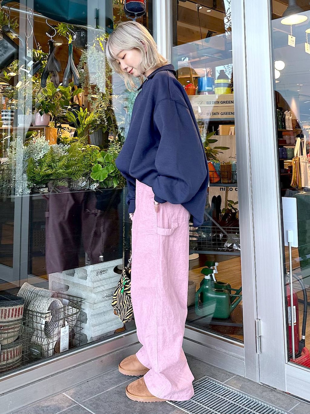 ピンク系のその他パンツ、イエロー系のその他シューズ、オレンジ系のショルダーバッグを着用したレディースの秋コーディネートの3枚目の写真