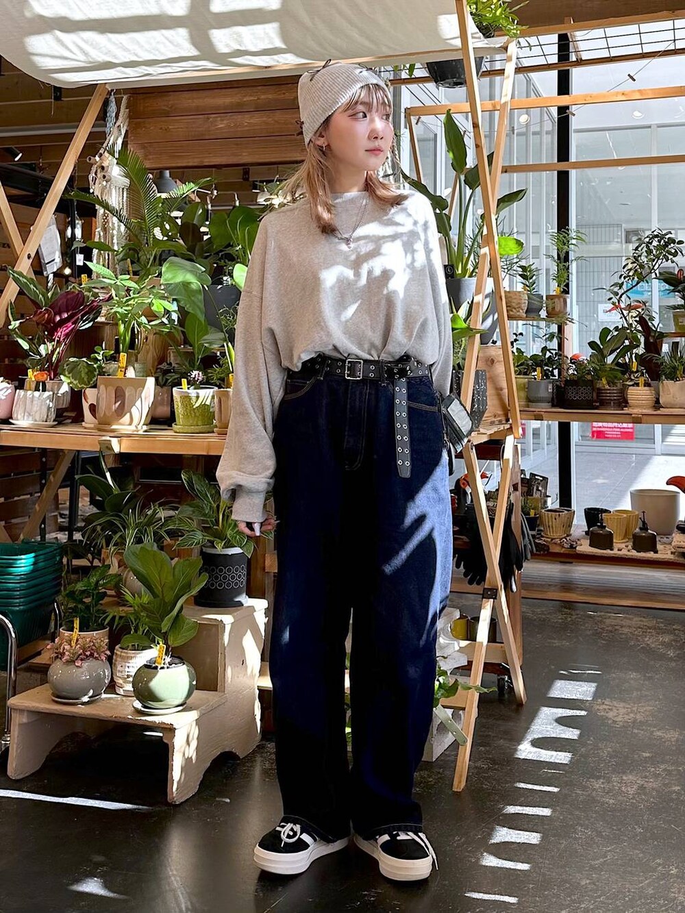 「差し色コーデ、低身長、個性派、デート/ロマンティック、女子会、旅行、niko and ...、ニット帽、スウェット、デニムパンツ、ワイドパンツ、パンツ、メンズライク、オーバーサイズ、シンプルコーデ」｜「niko and...のワイド5ポケットデニムパンツ【niko and ...JEANS 2024AW】（デニムパンツ、ブルー系）」を使った、すなぎもさん（レディース・153cm）の秋コーディネートの3枚目の写真