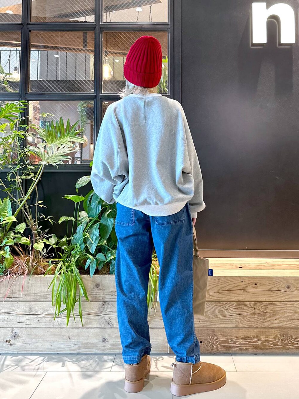 ブルー系のその他パンツ、グレー系のTシャツ/カットソー、イエロー系のブーツを着用したレディースの秋コーディネートの4枚目の写真