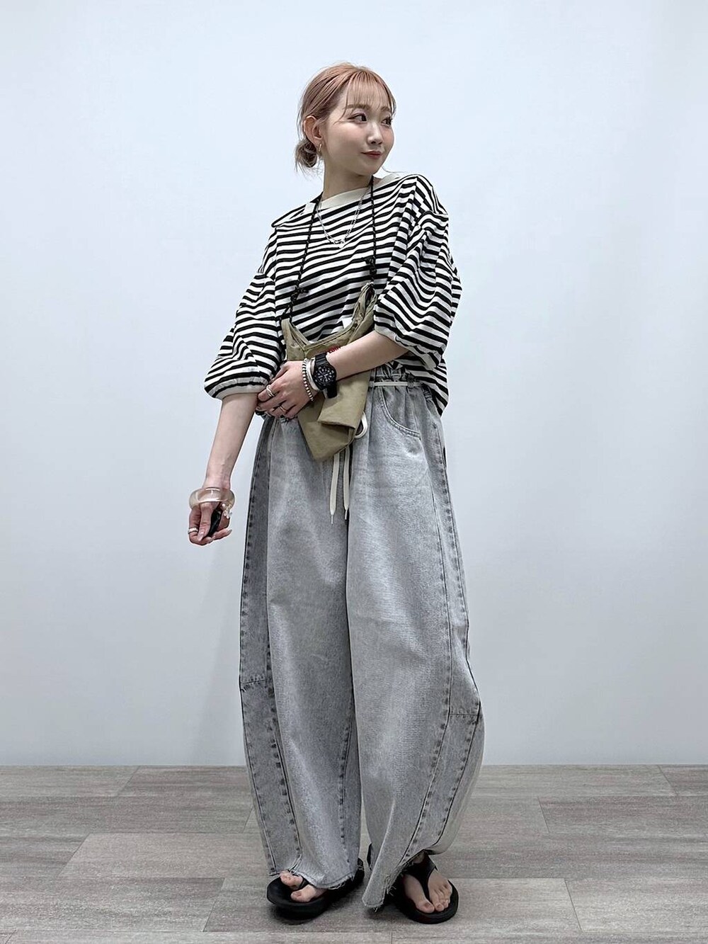 「低身長、デート/ロマンティック、女子会、旅行、差し色コーデ、個性派、niko and ...、Tシャツ、デニムパンツ、ワイドパンツ、テーパードパンツ、パンツ、ショルダーバッグ、ハンドバッグ、バッグ」｜「Fishs Eddyの[Fishs Eddy(フィッシュエディ)]ナイロンショルダーバッグ（ショルダーバッグ、ベージュ系）」を使った、すなぎもさん（レディース・153cm）の春コーディネートの2枚目の写真