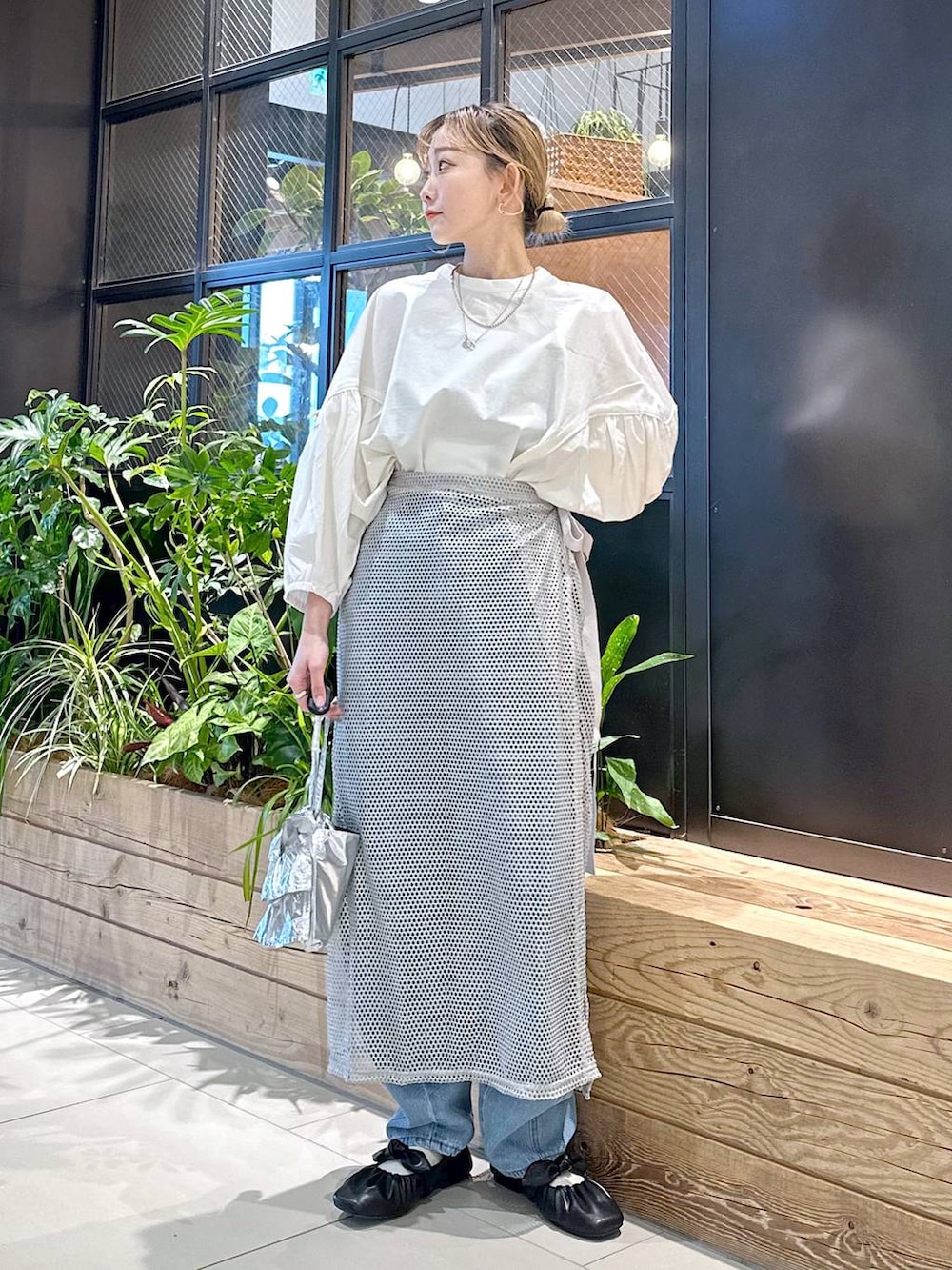 グレー系のスカート、ブルー系のその他パンツ、ブラック系のパンプスを着用したレディースの春コーディネートの4枚目の写真