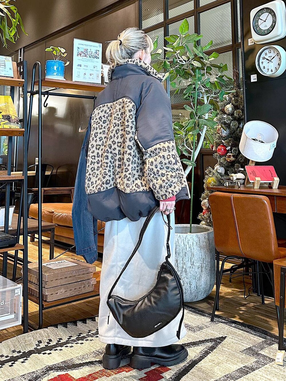 ブラック系のショルダーバッグ、ブラウン系のその他アウター、レッド系のTシャツ/カットソーを着用したレディースの秋コーディネートの4枚目の写真