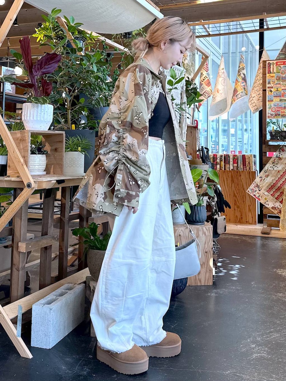 「差し色コーデ、低身長、個性派、デート/ロマンティック、女子会、旅行、niko and ...、ジャケット、ジャケットスタイル、アウター、ミリタリー、ミリタリージャケット、キャミソール、ワイドパンツ、パンツ」｜「UGGの【UGG(アグ)】Classic Ultra Mini Platform（その他シューズ、イエロー系）」を使った、すなぎもさん（レディース・153cm）の秋コーディネートの3枚目の写真