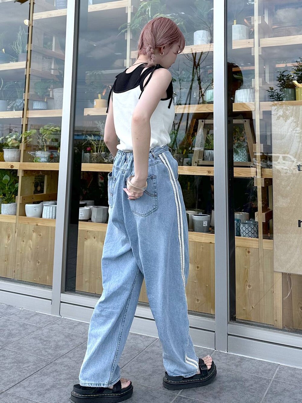 ブラック系のタンクトップ、ホワイト系のキャミソールを着用したレディースの夏コーディネートの2枚目の写真