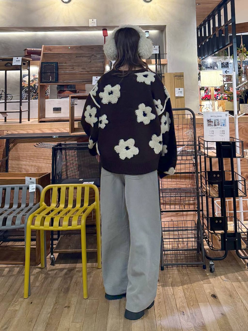 ブラック系のブーツ、ブラウン系のニット/セーター、グレー系のその他パンツを着用したレディースの冬コーディネートの3枚目の写真