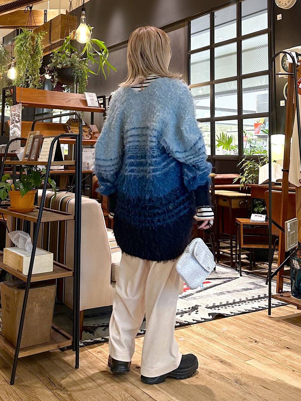 ホワイト系のニット/セーター、ベージュ系のその他パンツ、ブラック系のブーツを着用したレディースの冬コーディネートの3枚目の写真