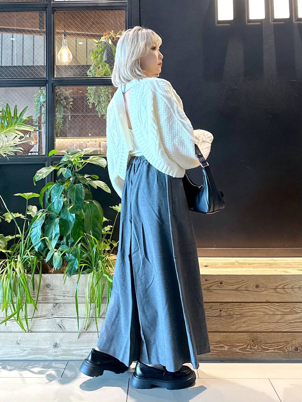 ブラック系のローファー、グレー系のその他パンツ、ベージュ系のカーディガン/ボレロを着用したレディースの秋コーディネートの2枚目の写真