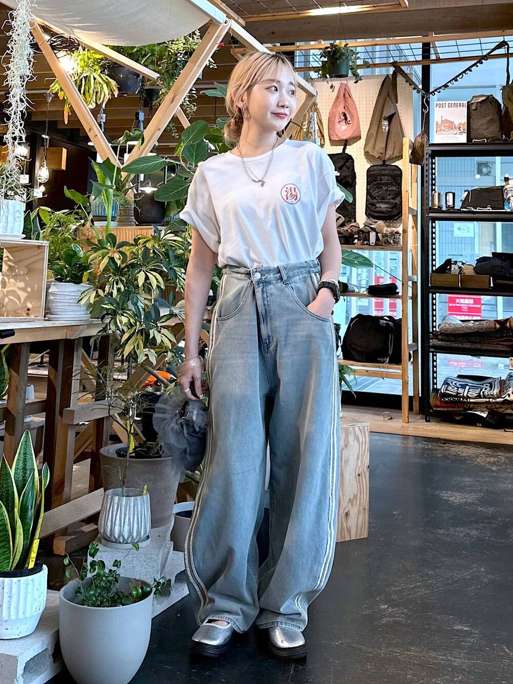 「デート/ロマンティック、女子会、低身長、個性派、旅行、niko and ...、差し色コーデ、Tシャツ、デニムパンツ、ワイドパンツ、パンツ、ユニセックス、ショルダーバッグ、バッグ、スニーカー」｜「tiny tinyのチュールフリルチェーンショルダーバッグ[tiny tiny(ティニーティニー)]（ショルダーバッグ、グレー系）」を使った、すなぎもさん（レディース・153cm）の夏コーディネートの2枚目の写真