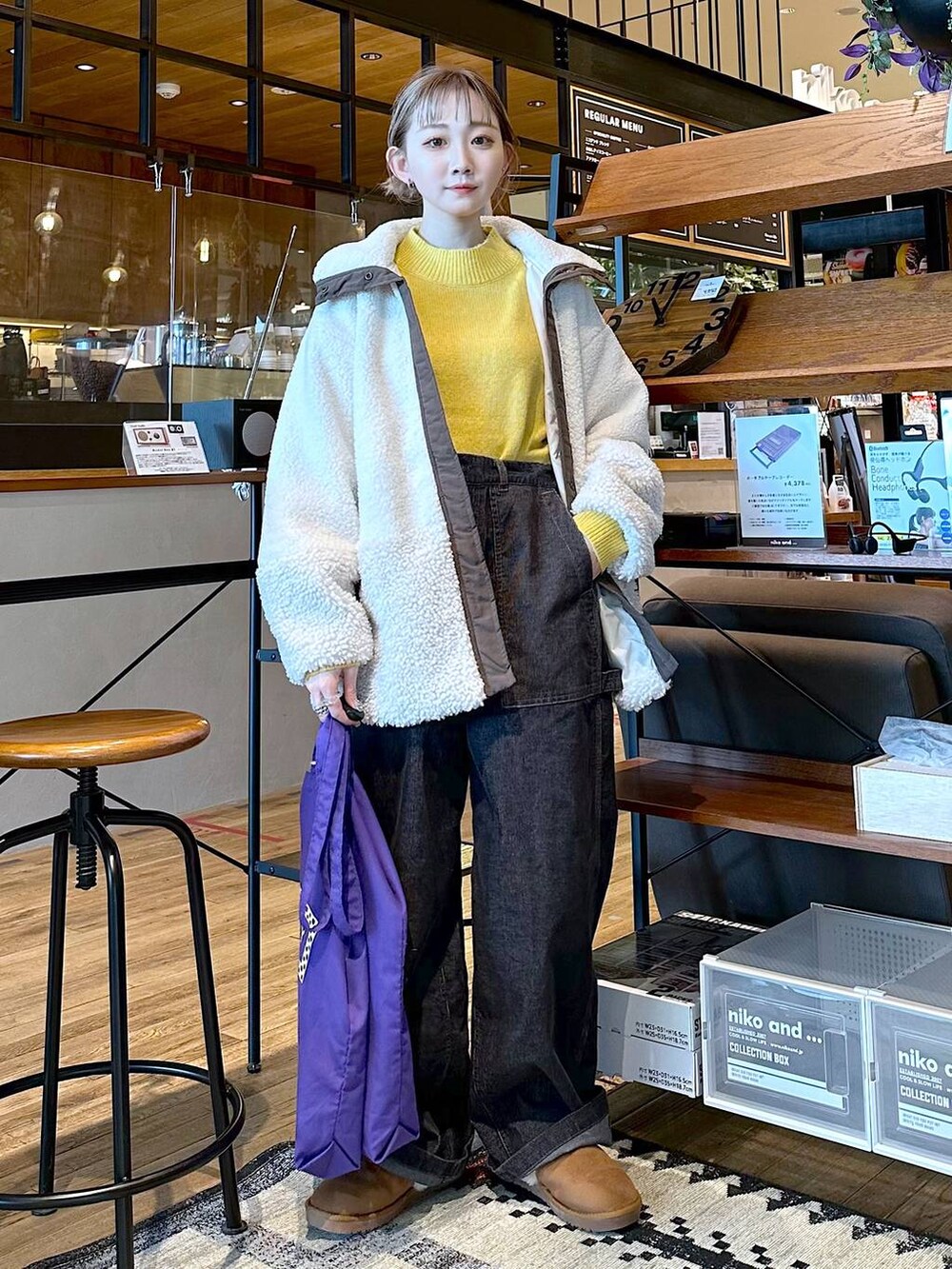 「差し色コーデ、低身長、個性派、デート/ロマンティック、女子会、旅行、niko and ...、アウター、コート、ニット、ワイドパンツ、トートバッグ、バッグ、FISHS EDDY、ブーツ」｜「Fishs Eddyの[Fishs Eddy(フィッシュエディ)]カラートートバッグ（トートバッグ、パープル系）」を使った、すなぎもさん（レディース・153cm）の冬コーディネートの2枚目の写真