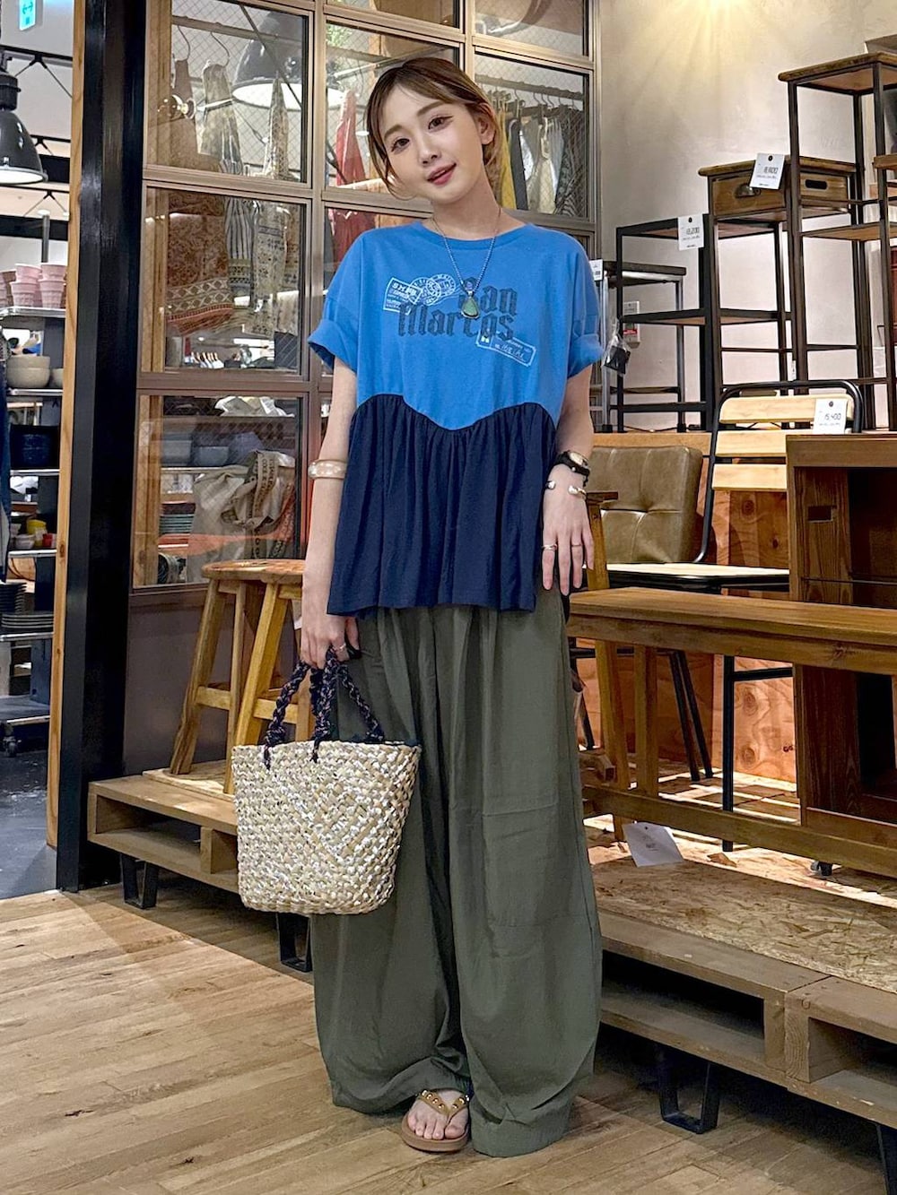 「差し色コーデ、低身長、個性派、デート/ロマンティック、女子会、旅行、niko and ...、Tシャツ、ワイドパンツ、パンツ、バッグ、ハンドバッグ、サンダル、セールコーデ、オーバーサイズ」｜「niko and...のオリジナルアソートトングサンダル（サンダル、イエロー系）」を使った、すなぎもさん（レディース・153cm）の夏コーディネートの4枚目の写真