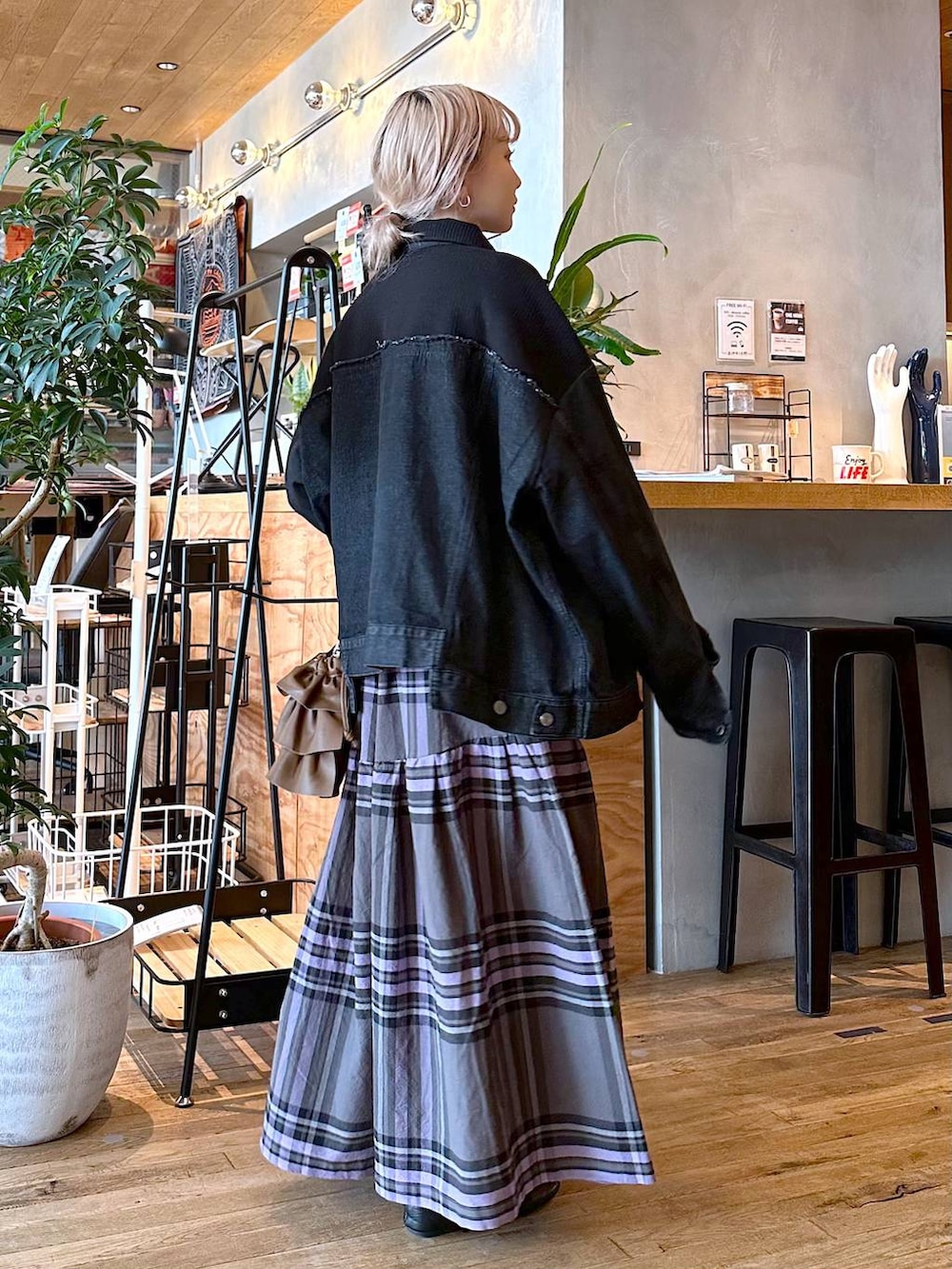 「差し色コーデ、低身長、個性派、デート/ロマンティック、女子会、旅行、niko and ...、ジャケット、ジャケットスタイル、デニムジャケット、Tシャツ、ロンT、ワイドパンツ、パンツ、ショルダーバッグ」｜「niko and...の[MODE NORM CORE]コットン塩縮チェックパンツ（その他パンツ、グレー系）」を使った、すなぎもさん（レディース・153cm）の夏コーディネートの3枚目の写真