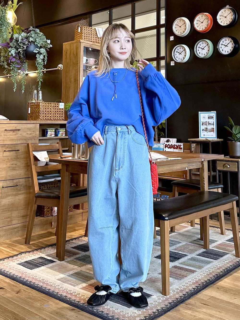 「差し色コーデ、低身長、個性派、デート/ロマンティック、女子会、旅行、niko and ...、スウェット、デニムパンツ、ワイドパンツ、ショルダーバッグ、バッグ、パンプス、ワントーン、オーバーサイズ」｜「niko and...の[MODE NORM CORE]コットン3Dパンツアソート（その他パンツ、ブルー系）」を使った、すなぎもさん（レディース・153cm）の春コーディネートの4枚目の写真