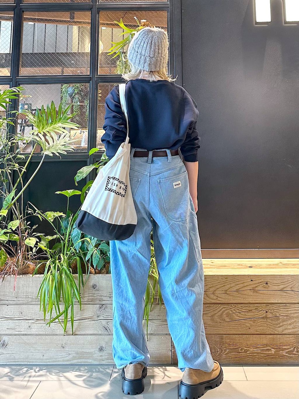 ブラック系のトートバッグ、ブルー系のその他パンツ、イエロー系のモカシン/デッキシューズを着用したレディースの秋コーディネートの3枚目の写真