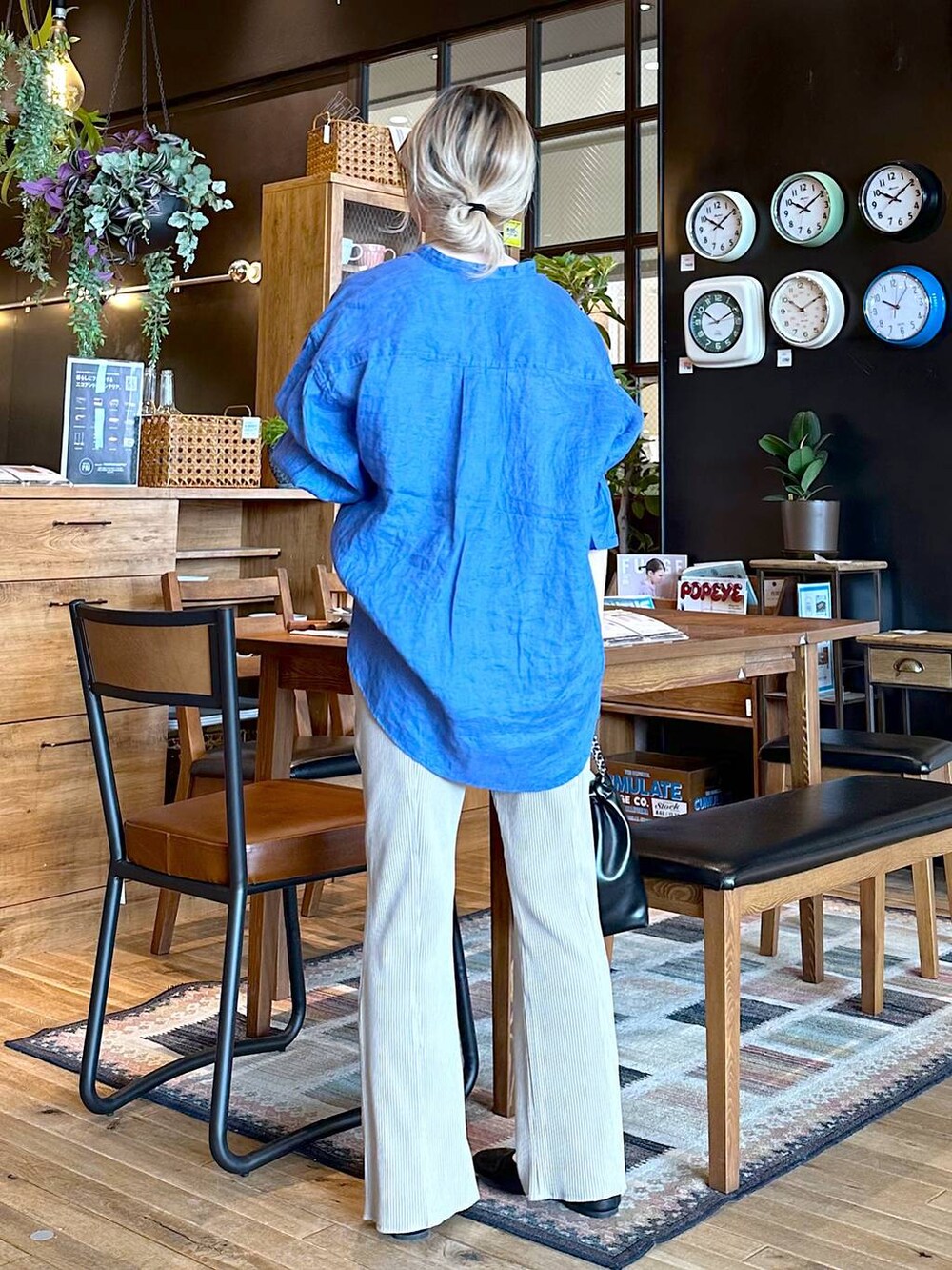 ブラック系のショルダーバッグ、その他のパンプス、ブラウン系のその他パンツを着用したレディースの春コーディネートの3枚目の写真
