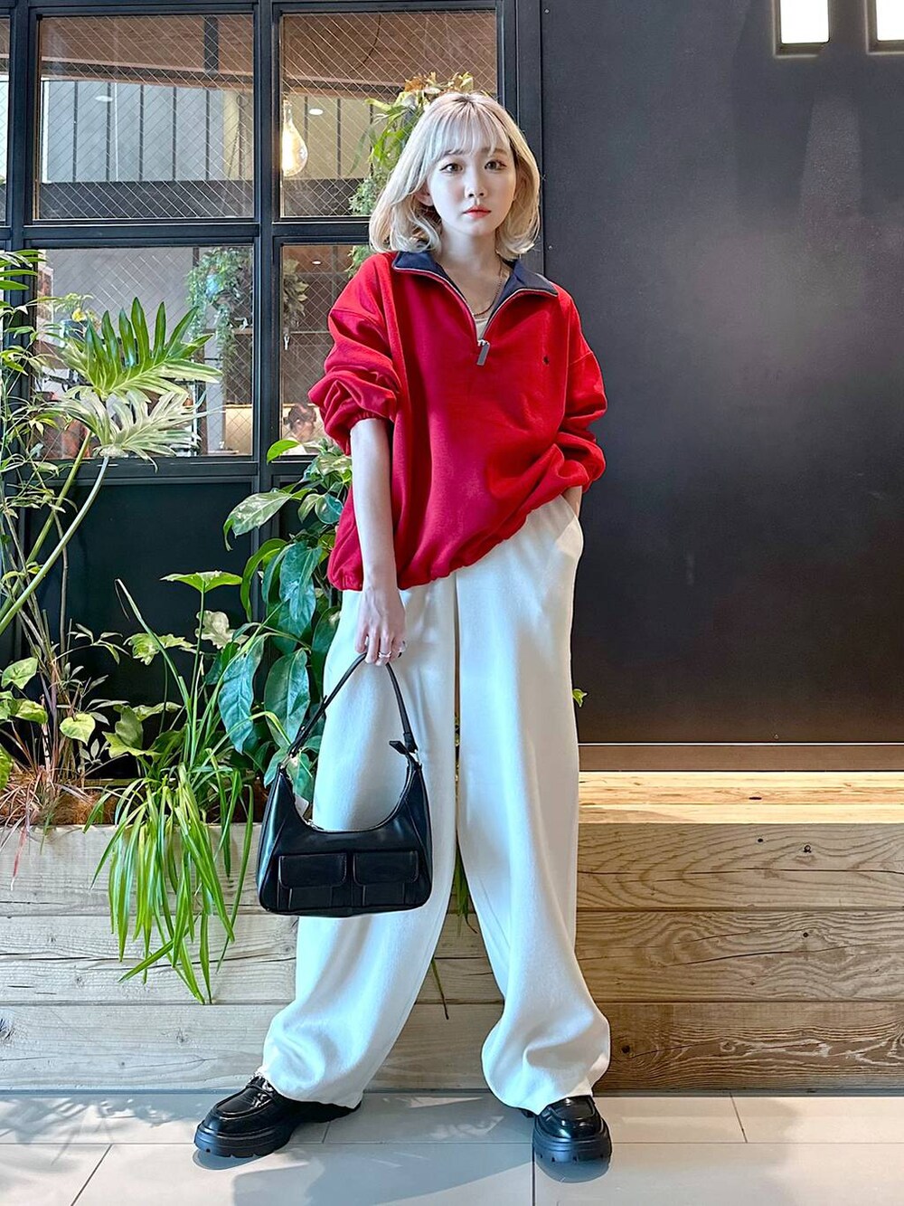 「差し色コーデ、低身長、個性派、デート/ロマンティック、女子会、旅行、niko and...、スウェット、ニット、ワイドパンツ、ショルダーバッグ、バッグ、ローファー、秋コーデ、オーバーサイズ」｜「niko and...のオリジナルビット付きローファー（ローファー、ブラック系）」を使った、すなぎもさん（レディース・153cm）の秋コーディネートの3枚目の写真